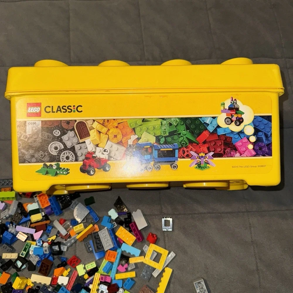 LEGO‎ Classic Creative Brick Box Yellow Storage Bin 8 Stud & Mixed LEGO Lot
